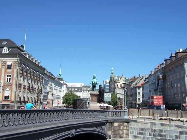 手前の橋を渡るとホイブロ広場にアブサロン司教の像があります。<br />そのさらに向こうにはストロイエにあるジョージ・ジャンセンのお店があります。