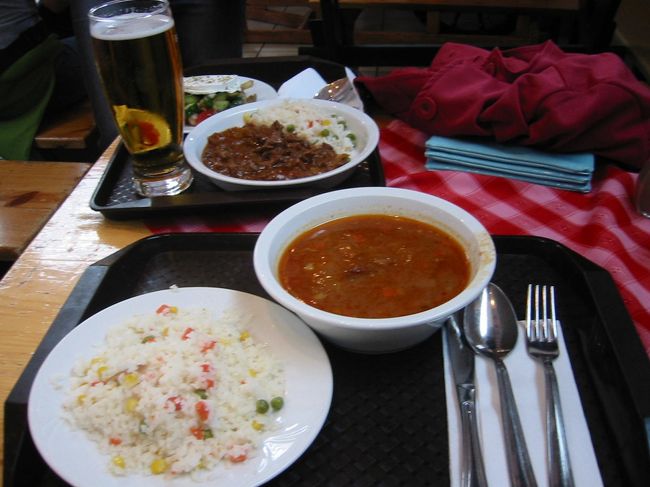 中央市場で昼ごはん。<br />私のごはん（手前）と、友人のごはんでは倍くらい値段が違ってた。見た目が似ているけれど友人の食べた煮込みはゴーカだったらしい。