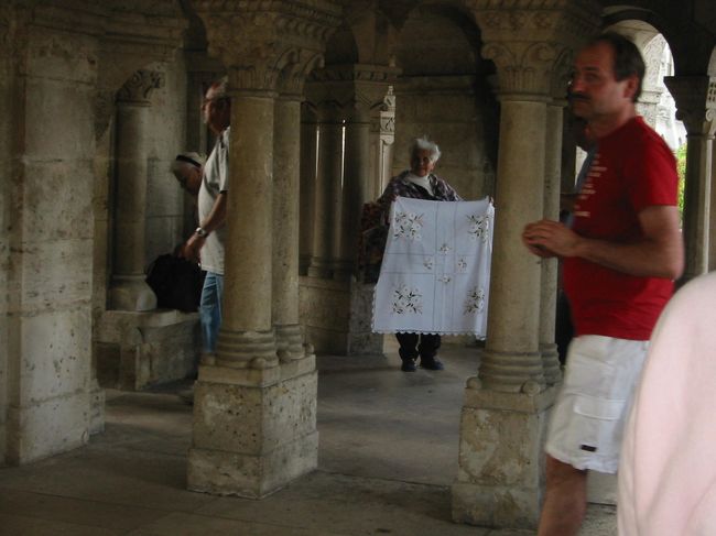 おばちゃんが刺繍の布を売っています。