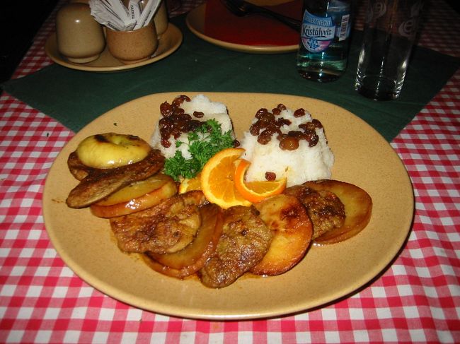 フォアグラ。<br />白いご飯の上には干しぶどうが乗っています。