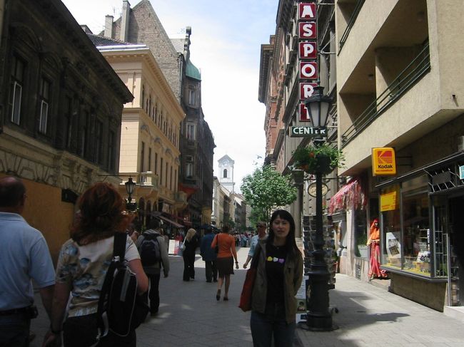 洋服屋さんがたちならんでいます。<br />バーツィ通り