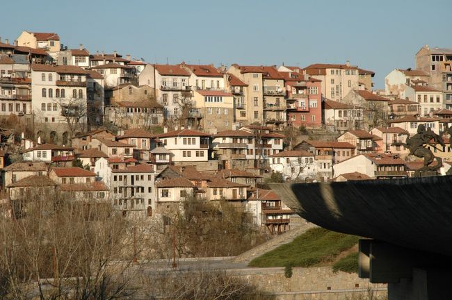 断崖に立っている家と夕方の青空とのコントラストが素晴らしいです。