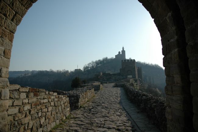 ヴェリコタルノヴォの旧市街のメインストリートを登ると、頂上に教会の建つ丘が見えてくる。この丘がツァレベッツの丘です。この丘には門をくぐって登ることになります。