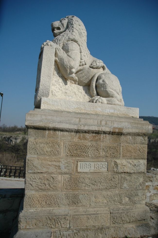 ツァレベッツの丘の入口にこのようなライオンの像があります。ブルガリアを旅行していますと、ライオンの像がよく見かけられます。