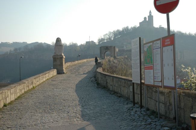 ツァレベッツの丘に建つ教会に向かう石畳の道です。