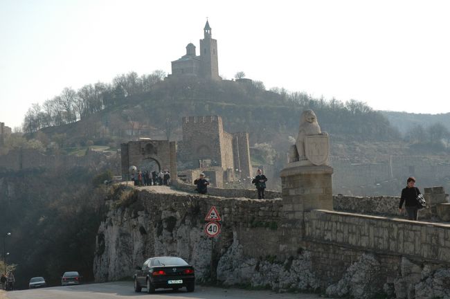 このツァレベッツの丘は、第二次ブルガリア帝国の時代にはこの丘全体が宮殿だったのです。オスマン朝の猛攻ですべて瓦礫の山と化してしまいました。