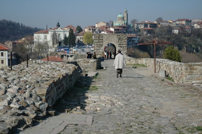 ツアレベッツの丘から入口の門を眺めた写真です。とても雰囲気の出る風景です。