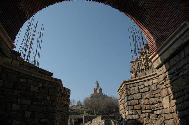 ツァレベッツの丘に向かう門から丘の頂上の教会を見ています。この教会に向かって歩くのですが、この石畳の路がとても素敵です。