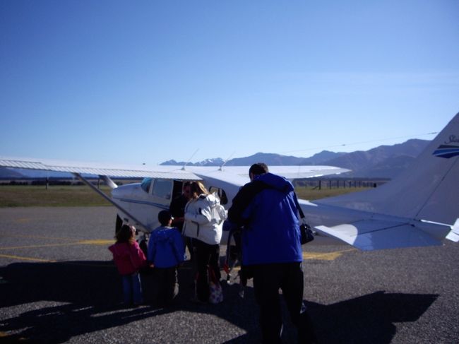 この6人乗り飛行機で飛びます。<br />助手席に座りました。