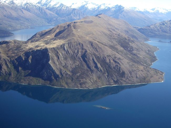 Wanakaの町並みから湖正面に見える山