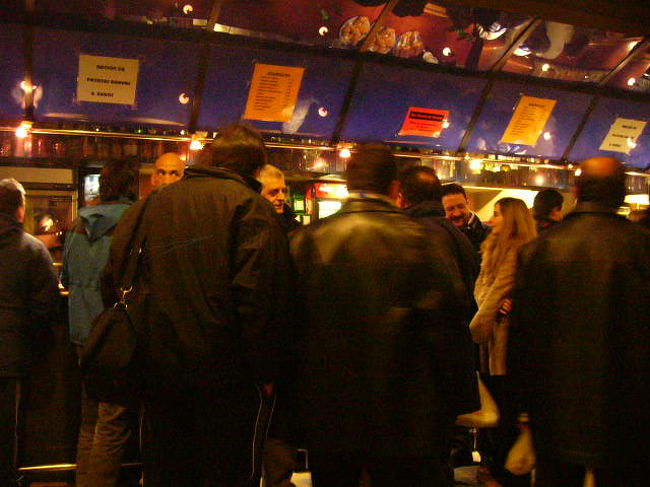 予定よりかなり到着が遅れてしまったので、<br />ホテルにチェックインすると街を見物する暇もなく、<br />早速スタジアムへ当日券を買いに行きました。<br />しかしまだ窓口が開いてなくて、<br />近くにいた係っぽい人に聞くと<br />「６時から発売開始だ」というので<br />それまでスタジアム周辺で時間をつぶすことにしました。<br />あまり強いとは言えないレアル・ソシエダにとっては<br />ＣＬというのは特別なものらしく、<br />子供相手のアトラクションなどもあって<br />ちょっとしたお祭りムードで出店なんかも出てて<br />時間つぶしには困りませんでした。<br />街中のオフィシャルショップまで行く時間がなかったのですが、<br />出店が来てたのでそこでソシエダのマフラーを購入。<br />そこでちょうど６時になったので窓口に行くと、<br />なんと私たちが聞き間違えたみたいで、<br />本当は７時発売開始でした（苦笑）<br />仕方ないのでスタジアム地下のバール（写真）で<br />軽く食事を取りました。<br /><br />そして７時になって窓口へ行ってチケットを買うと、なんと前から５列目！<br />ＣＬはリーグ戦よりチケット代が高いのと平日夜開催なので<br />売れ行きがあまりよくないようです(^_^;)<br />それでも子供料金が３分の１くらいの値段なので、<br />親子連れが他のスタジアムより多かったです。<br /><br />ちなみにこのチームには当時韓国人選手がいたので、<br />あちこちで韓国人と間違えられました（苦笑）<br />私たちがイタリア人とスペイン人の区別がつかないように、<br />スペインの人たちも日本人と韓国人の区別はなかなかつかないようです(笑)