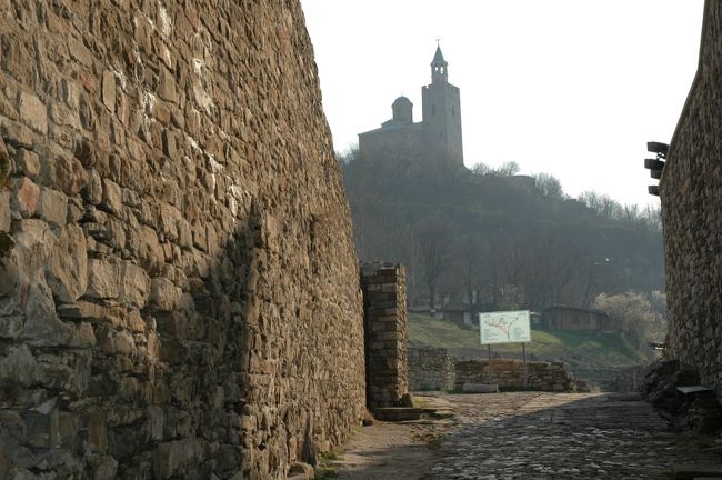 登り路には古い建物の壁が残っています。