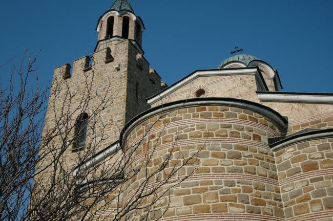 教会はレンガ造りでした。この教会の中に入ったのですが、壁には新しい大きな絵が描かれていました。近代絵画作家が描いたモノトーンの作品で、共産党の検閲を受けたそうでとても印象的なものでした。写真撮影が禁止されていたのが残念です。