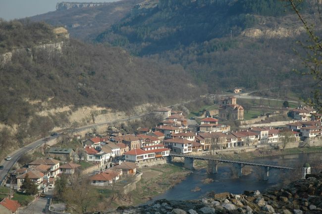 ヴェリコ・タルノヴォは３つの丘を、その周囲を蛇行するヤントラ河に囲まれた街です。ツァレベッツの丘から眺めたヤントラ河です。自然と中世の街並みが溶け込んでいます。