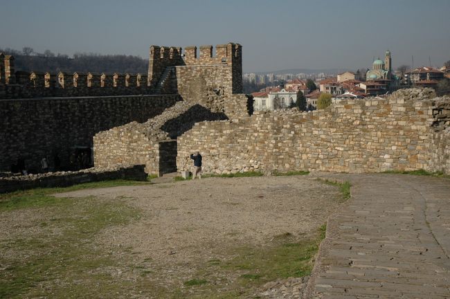 ツァレベッツの丘にはこのような古い壁が見られます。