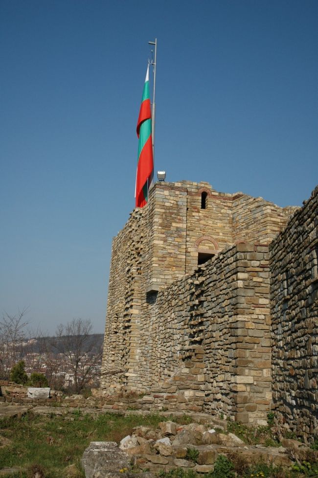 石の壁にはブルガリア国旗が挙がっていました。