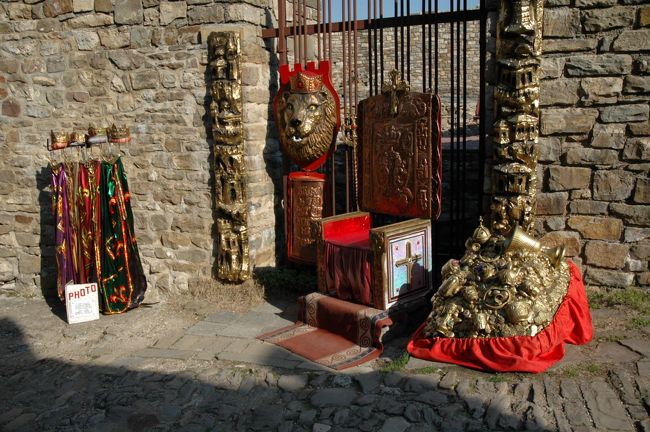 ツァレベッツの丘でライオンのお土産を売っていました。