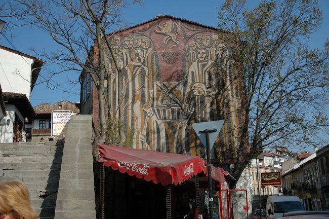 ヴェリコ・タルノヴォの市内の建物の壁にはイコンが描かれています。