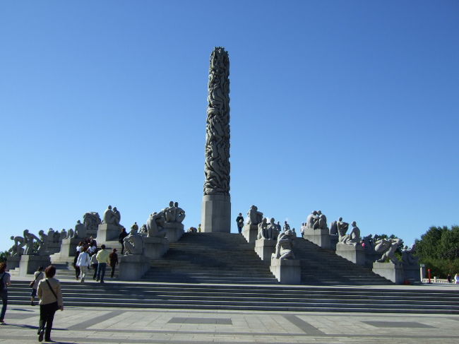 メインの塔　　人間がからみついて・・・・