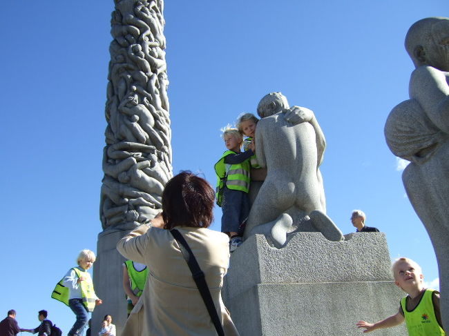 彫刻と保育園児　　　かわいい子がたくさんいました