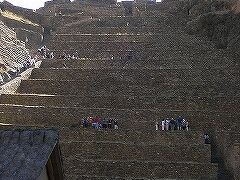 オリャンタイタンボ遺跡。
インカ帝国の時代の宿場、もしくは要塞跡と言われている。
マチュピチュと同様の段々畑が作られて、その横を300段の階段が続いている。階段の上には、インカの石造りと、神殿跡が残されている。
ここはマチュピチュと異なり、スペイン人によって発見され、征服されている。