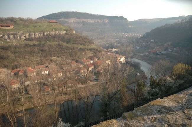 ツァレベッツの丘から眺めたトラベジッツァの丘です。ヤントラ河をはさんで森に包まれた丘で、第２次ブルガリア帝国の時代には、貴族の屋敷があった所です。