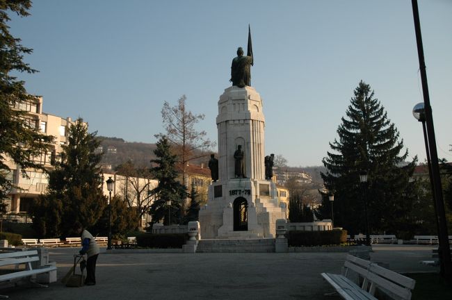 ヴェリコ・タルノヴォの街の中心がブルガリアの母広場（マイカ・バルガリア）です。ここにはトルコとの戦いの犠牲者のモニュメントが建っています。