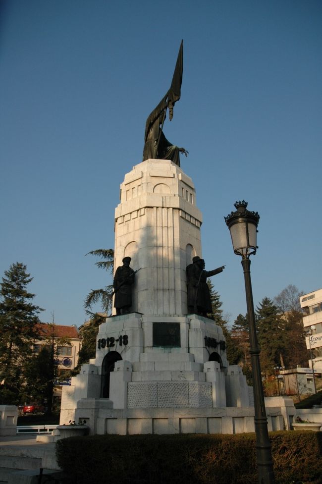 ブルガリアの母広場に建つモニュメントです。