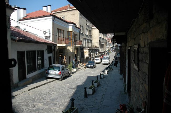 細い石畳の街です。この時はひっそりとしていました。