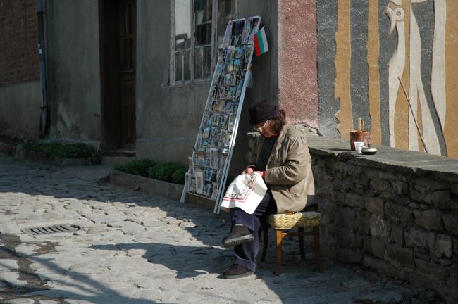 チャルシャにはこのようなお年をめした女性が刺繍をして販売しているようです。