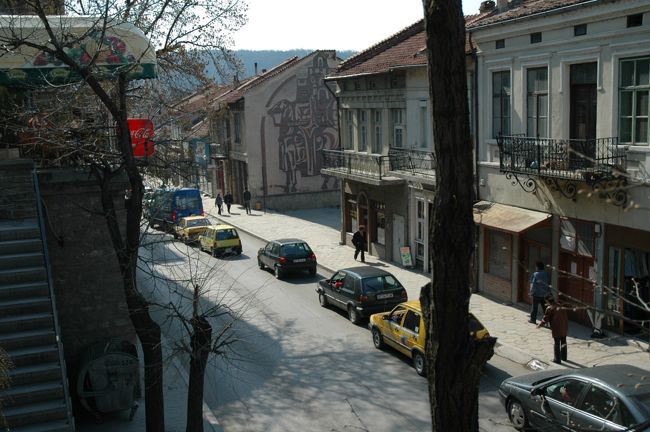 チャルシャの細い路にも車が入ってきて、渋滞しています。