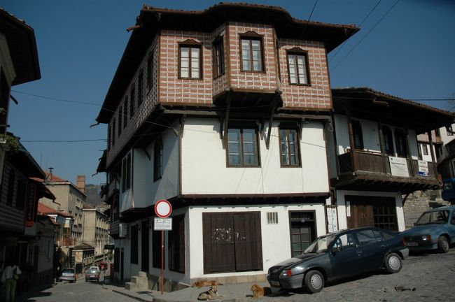 チャルシャの入口あたりで見かけた出窓の建物です。ブルガリアではこのような出窓を持った家がよく見かけます。