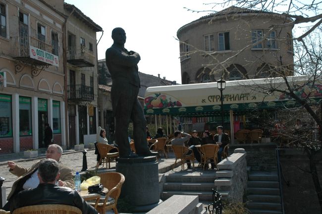 チャルシャのオープンカフェには銅像が建っています。社会主義国家の名残なのでしょう。