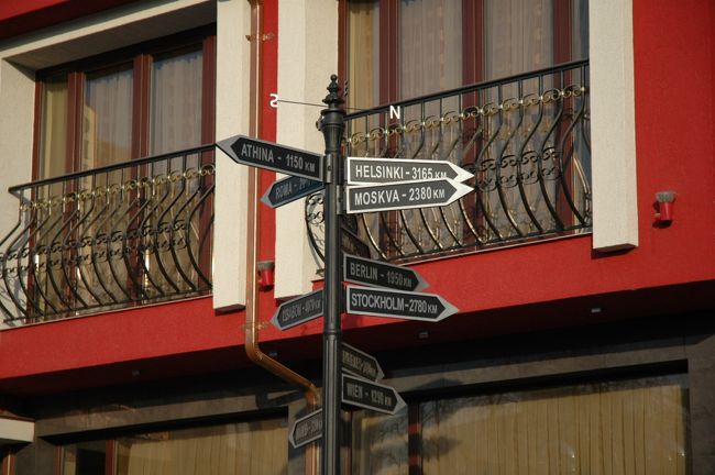 ヴェリコ・タルノヴォの道路標識なのですが、モスクワまで２３８０ｋｍと言われてもねえ・・・。