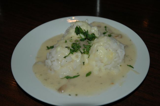 ヴェリコ・タルノヴォで食べた夕食には、お米を使った前菜が出てきました。とてもいい味でした。