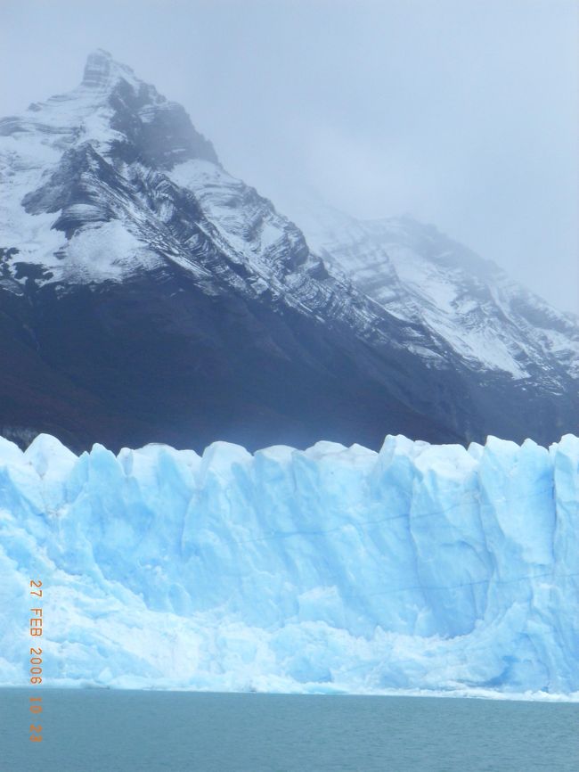パタゴニアで肌で感じた寒さと崩落の音、そして青白く光るこの塊を見たときの驚きはまだ忘れていない。
