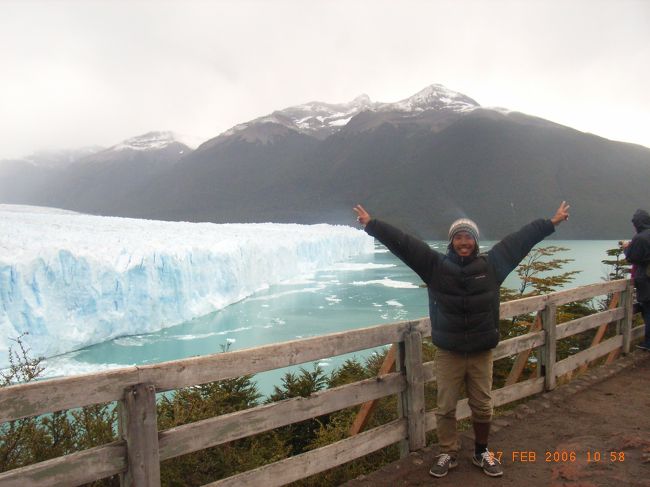 まくしあげている左ズボンが“こえだめ”に浸かったところ。