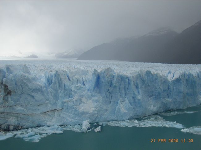 この日も何回か崩落が見られた。<br /><br />雷が落ちたような音とともに塊が落ちていくのだ。
