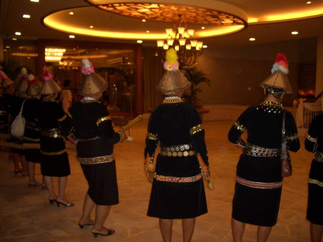 直行便だったので、18時頃にはホテル着。<br />結婚式をしていて、<br />何やら踊っていました。<br />この日は、ホテル内レストランココジョーズで<br />食事をとりました。<br />ホテル内は、日本並の料金です。