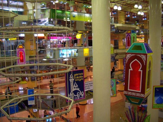 ２日目。<br />朝から大雨で、ホテル散策もできず。<br />タクシーでセンターポイントまで（15RM)行きました。<br />おみやげを買ったり、食事をしたり、<br />時間つぶしには最適です。<br />