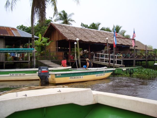 昼からは雨もやんで、<br />リバークルーズへ行きました。<br />車で２時間くらいの船着場。<br />日本人たくさんいるなって思ったら、<br />みんな中国人でした。<br />昨年は、ボート１台の小さい船着場でしたが、<br />今年は船が10台くらいある所。