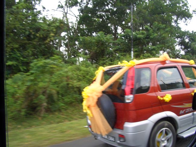 後ろしか撮れなかったけど。<br />この車、リボンや花できれいに飾られてました。<br />またまた結婚式に遭遇！<br />ガイドさんによると、これから結婚式に行くそうです。<br />この車の後ろの車では、太鼓たたいて歌ってました。<br />