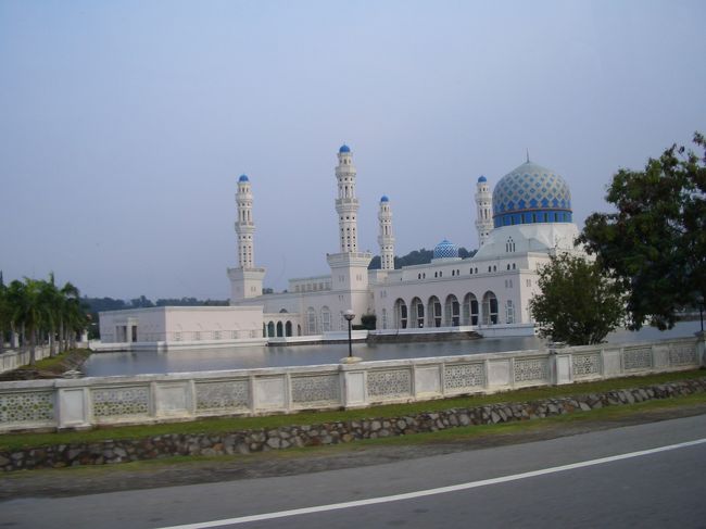 車窓から撮ったモスク。きれいですよね。<br />キナバル公園は霧がひどくて、山は見れず。<br />霧の山道を降りる車は、相変わらずかっとばし、2度ほど正面衝突しそうになってたよ・・・。<br />霧で見えないのに、追い越しするなっつーの！