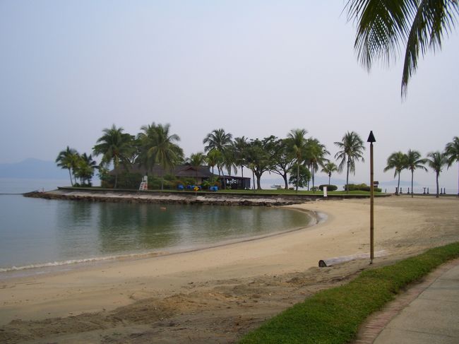 夜はこのレストランで、マレー舞踊を見ながら<br />食事をしました。（タンジュンアル内）<br />早めに予約をした方がいいようです。<br />いろいろな衣装で、踊ってくれて楽しめます。<br />バンブーダンスを一緒に踊ってしまいました。<br />ダンサーのお兄さんに、夫は韓国人に間違われる。<br />今回の旅行で、夫は3回ほど韓国人かと聞かれているが、<br />何故なのか・・・？<br /><br /><br />