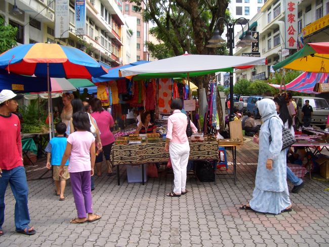 4日目。<br />サンデーマーケットに行きました。<br />タンジンュンアルは、町へ出るには、本当に便利。<br />割とすぐにまけてくれる。<br />今回はコーヒーを2袋購入。<br />ボルネオコーヒーは美味しいですよ！<br />夫は何故か太鼓を買う。（60RMくらいかな）<br />よくわからない奴だな・・・。<br />