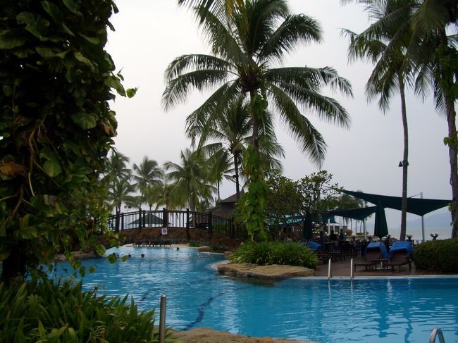 屋台で昼飯を買って、ホテルで食べる。<br />午後は、ホテル内のスパへ行きました。<br />フェイシャル60分で200RM。<br />その後、プールで泳ごうとしたらまた大雨。<br />チェックアウトは18時にしておいてよかった。<br /><br /><br /><br />