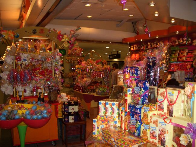 空港内売店。<br />今回は直行便でしたが、本当に時間もたっぷりある上、楽でよかったです。もう乗り継ぎでは行けないかも。<br />ところが、帰りの空港のイミグレでハプニングが！<br />私の母が何やらもめているので行ってみると。<br /><br />マレーシア入国の際に、飛行機内で記入する出入国カードありますよね。入国時にパスポートと一緒に出して、半分切られて返ってきます。（パスポートにはさんで）<br />私が母と夫と自分のパスポート3冊を預かり、ホテルのチェックインで1度出し、その後はホテルの部屋の金庫へ。<br />そのまま母に渡したのですが、母のパスポートには何故か<br />韓国人の方の出国カードがはさまっていたのです。<br />幸い、母のものもあったのですが、いつどこで紛れたのか不思議です。<br />パスポートにはさまっているからといって、油断せず、名前を確認しないといけませんね・・・。<br /><br />でも、とても楽しい旅行でした。きっとまた来ます。<br /><br />