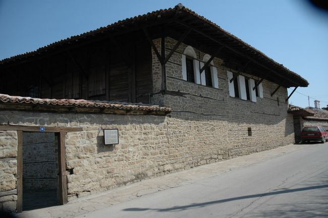 アルバナシには古くからの屋敷が幾つか現存しています。オスマントルコの時代に商人達が蓄財で立派な家を建てたそうです。これはコンスタンツァリエフ・ハウスと呼ばれる豪邸で内部はトルコ風の家具が並べられています。