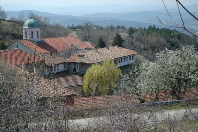 スヴェタ・ニコラ教会です。アルバナシの数少ないキリスト教建造物です。