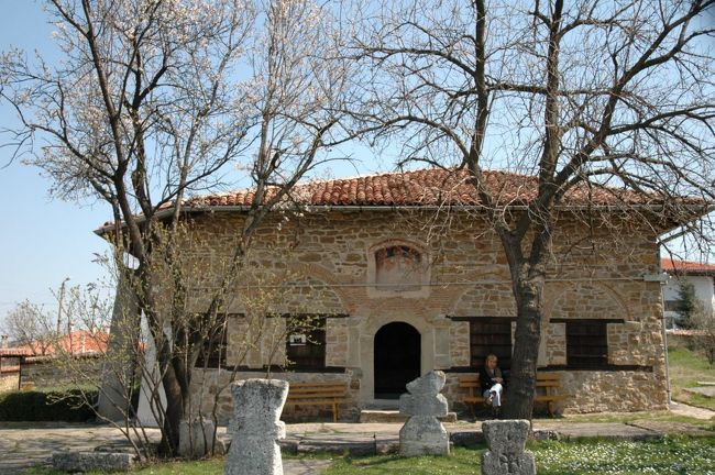 聖誕教会です。アルバナシで最も古い教会で、内部には絢爛たるイコン、壁画で埋め尽くされています。撮影が禁止されていました。